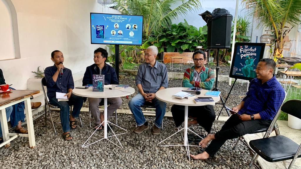 Penyampaian materi oleh para narasumber dan pengulas.