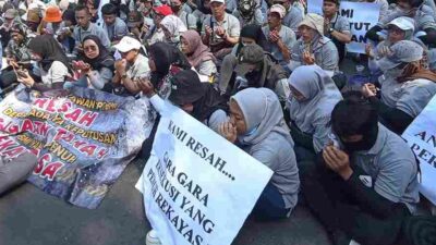 Karyawan PT BMI saat menggelar demonstrasi di depan PN Kepanjen. Foto/A Dahri