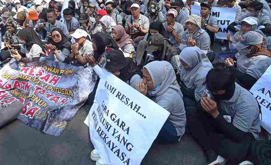 Karyawan PT BMI saat menggelar demonstrasi di depan PN Kepanjen. Foto/A Dahri