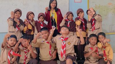 Foto bersama siswa/siswi SDN Krandegan kelas 3 setelah pembuatan kerajinan manik-manik. Foto/dokumentasi pribadi Luthfia