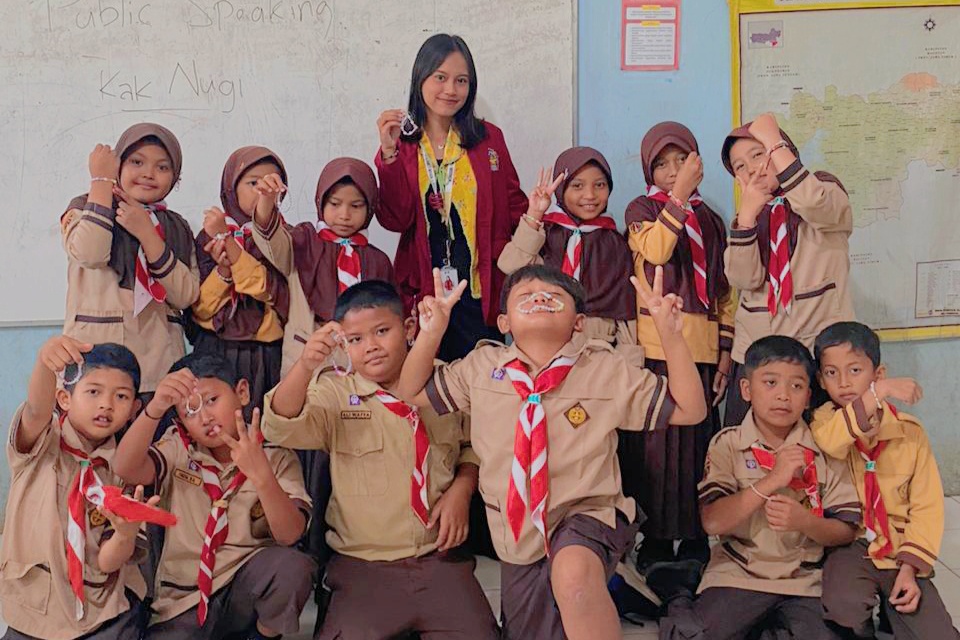 Foto bersama siswa/siswi SDN Krandegan kelas 3 setelah pembuatan kerajinan manik-manik. Foto/dokumentasi pribadi Luthfia