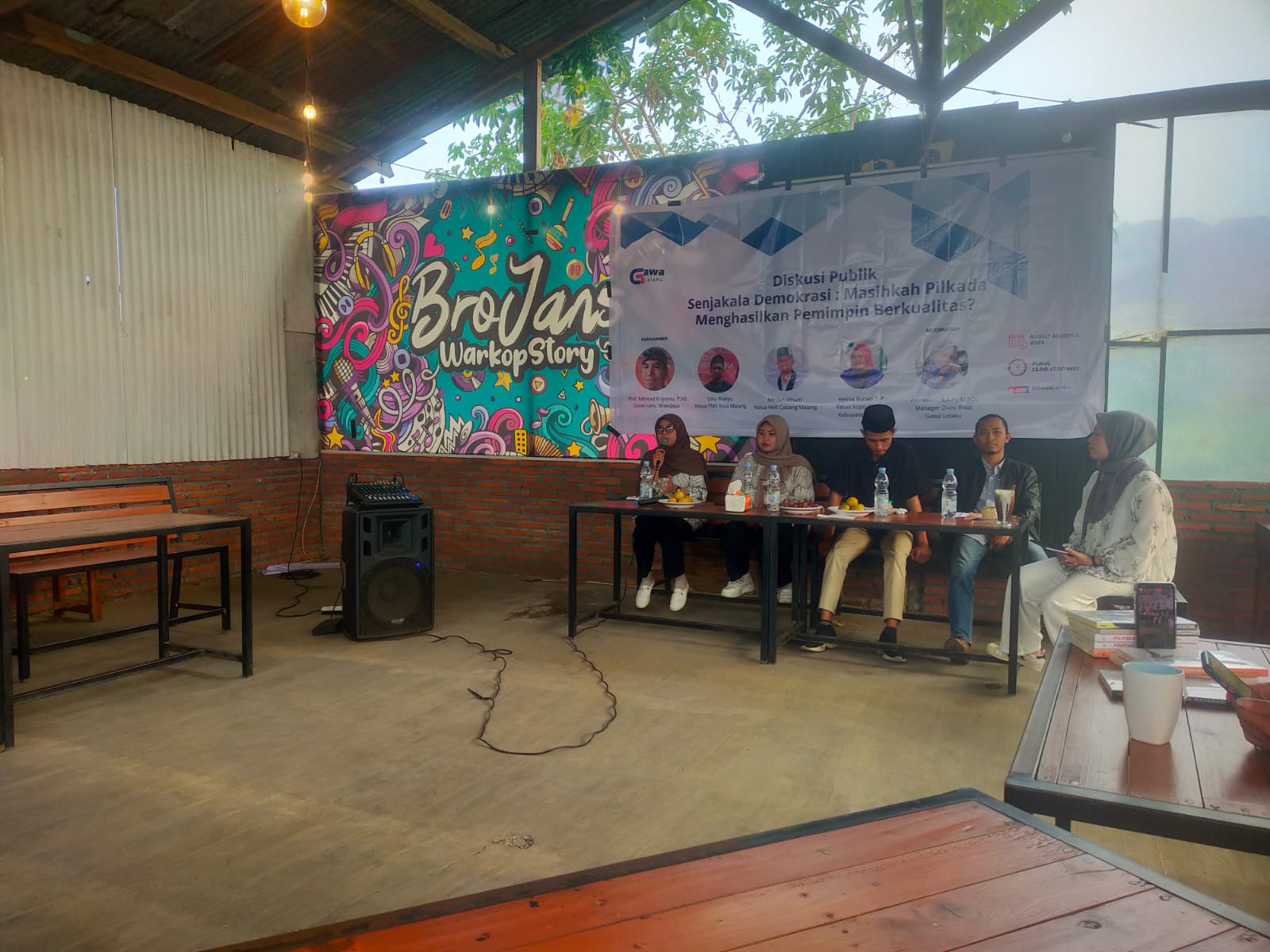 Suasana diskusi publik senjakala demokrasi untuk Pilkada 2024 yang digelar oleh Gawa Lelaku. Foto/dokumen