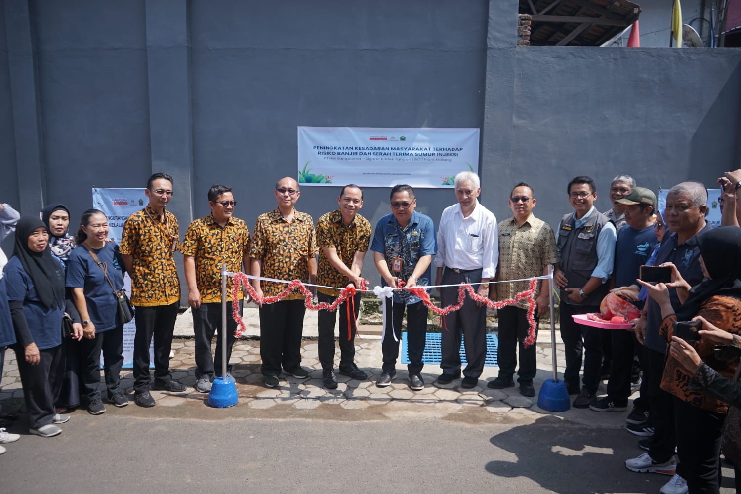 PT. HM Sampoerna Tbk menyerahkan 10 sumur injeksi di Kelurahan Purwantoro Malang. Foto/dok