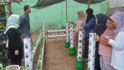 Dosen Umner menggelar pelatihan pada kaum ibu di Perumahan Greenliving, Kelurahan Gadang, Kota Malang. Foto/dok Umner