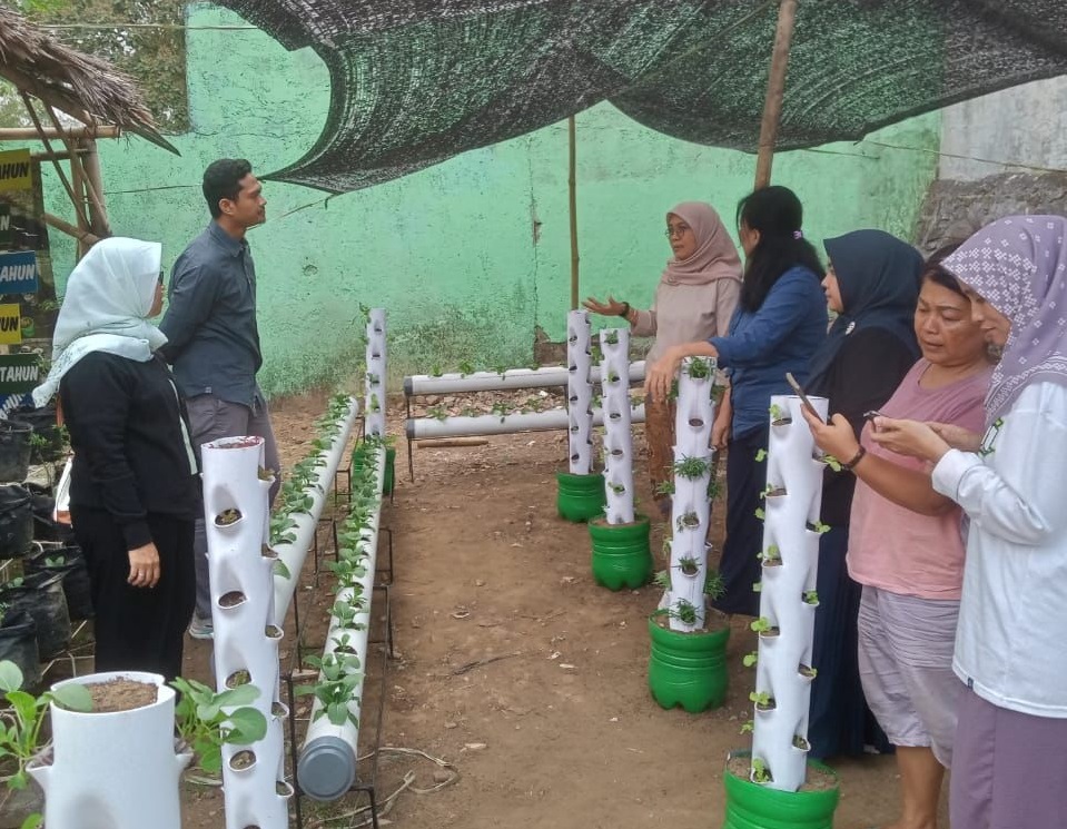 Dosen Umner menggelar pelatihan pada kaum ibu di Perumahan Greenliving, Kelurahan Gadang, Kota Malang. Foto/dok Umner