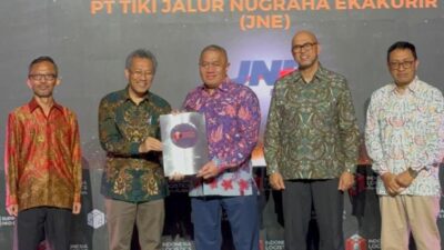 Penghargaan yang diterima oleh JNE. Foto/dok JNE