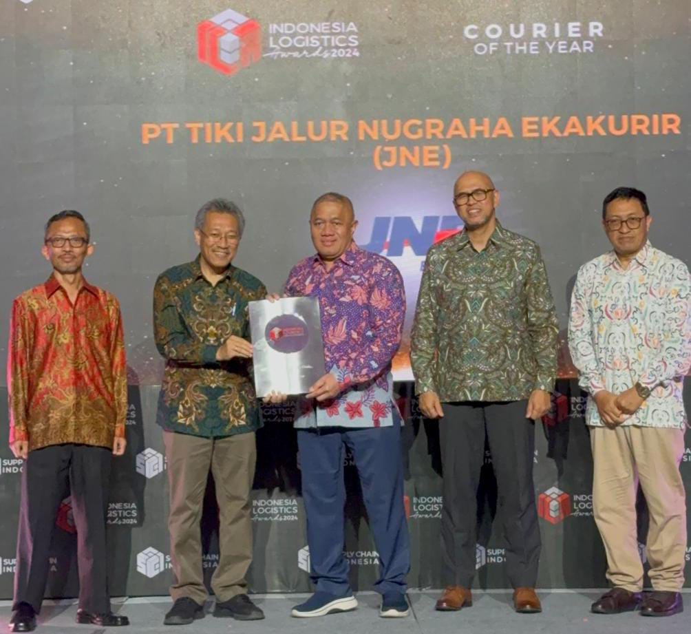 Penghargaan yang diterima oleh JNE. Foto/dok JNE