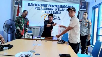 Perwakilan nelayan saat menyerahkan surat tuntutan. Foto/dok