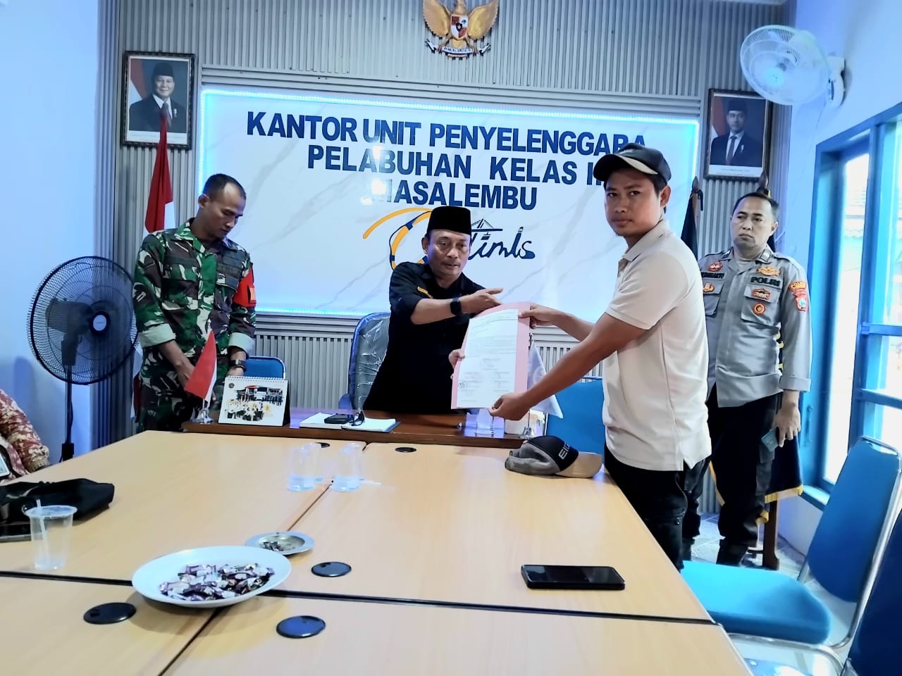 Perwakilan nelayan saat menyerahkan surat tuntutan. Foto/dok
