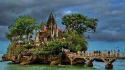 Caption: Visualisasi Pantai Balekambang / Pinterest