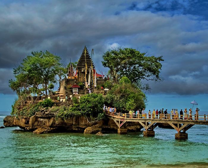 Caption: Visualisasi Pantai Balekambang / Pinterest