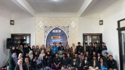 Sinau Filsafat, Puluhan Mahasiswa UIN Sunan Ampel Surabaya Dapat Pencerahan dari Gus Dhofir di Pesantren Luhur Baitul Hikmah