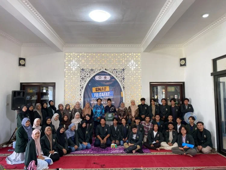 Sinau Filsafat, Puluhan Mahasiswa UIN Sunan Ampel Surabaya Dapat Pencerahan dari Gus Dhofir di Pesantren Luhur Baitul Hikmah